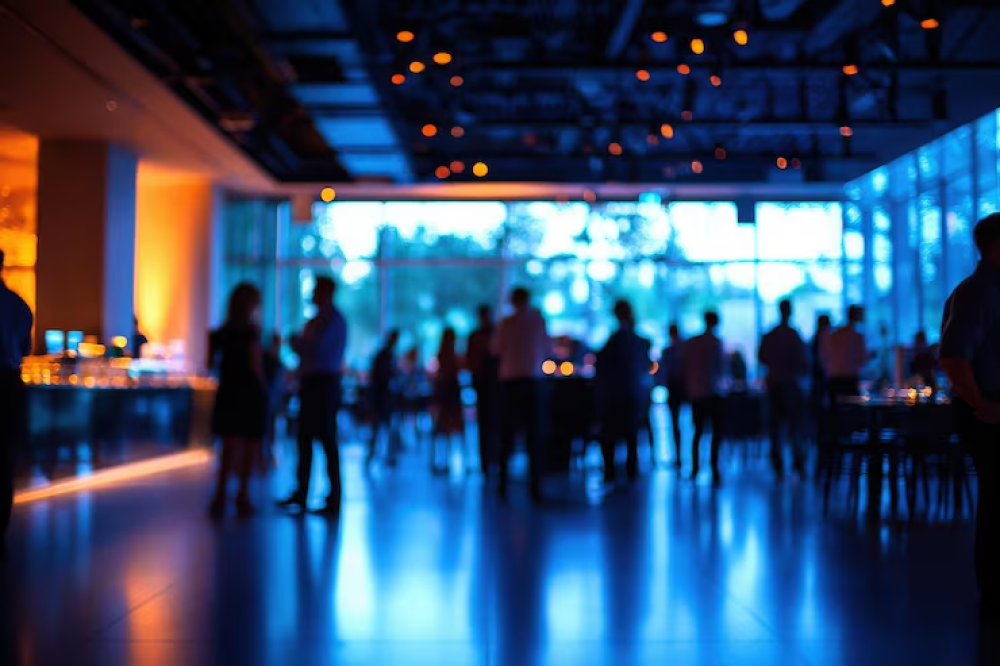 vibrante-reunion-social-tiene-lugar-lugar-moderno-invitados-participan-conversacion-suave-iluminacion-ambiental-que-crea-atmosfera-animada